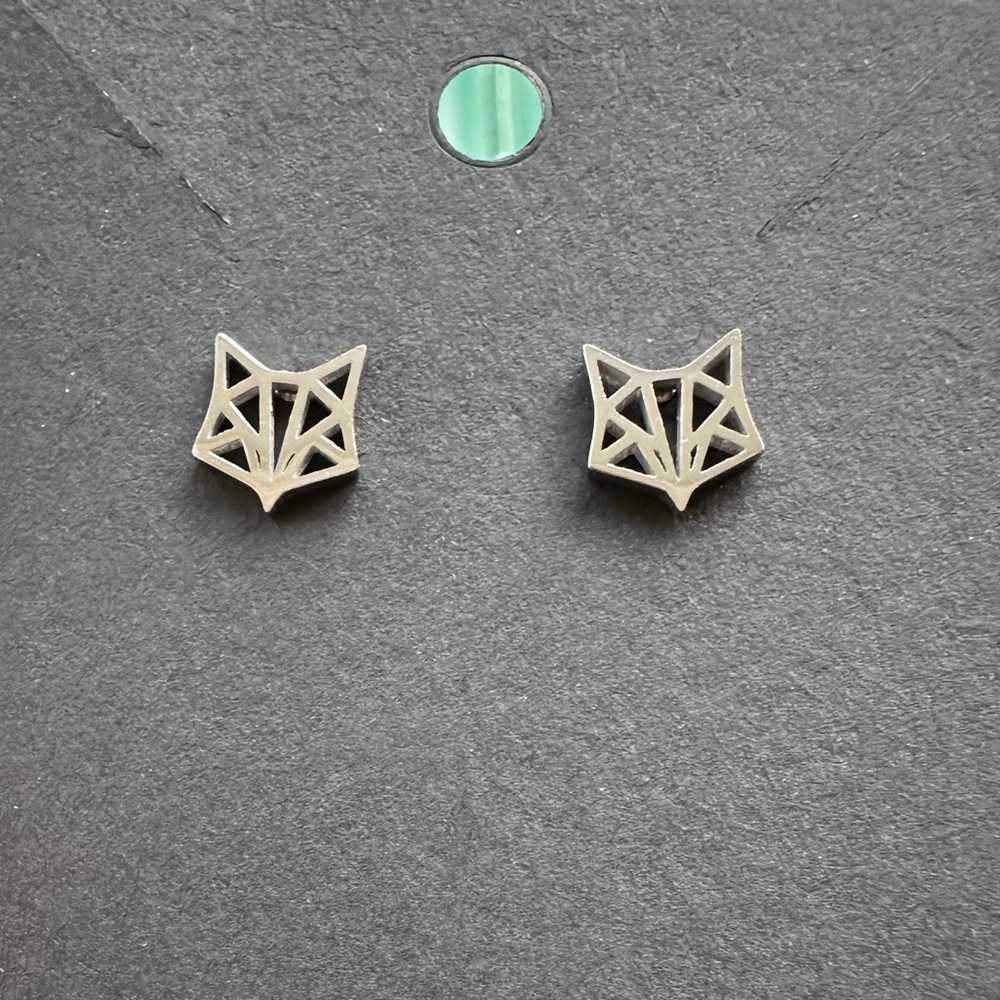 2/$15 🦊 silver coloured fox stud earrings